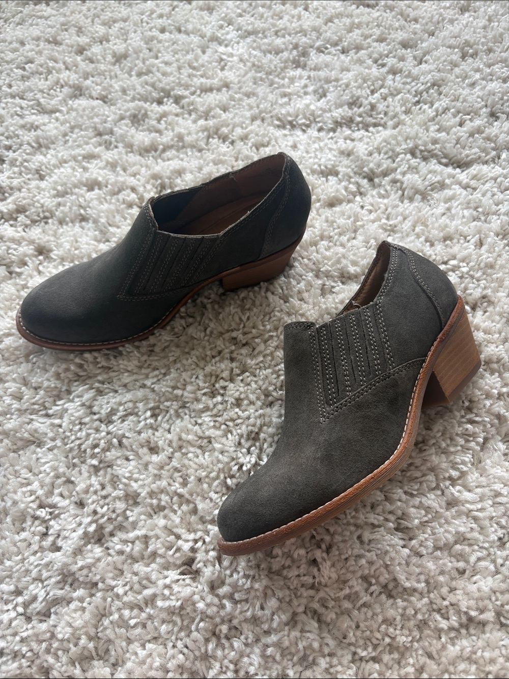 Earth Women's Gray Suede Low Heel Ankle Booties